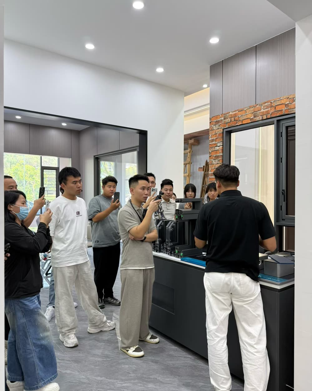 店内实操带练：一群人举手机拍摄