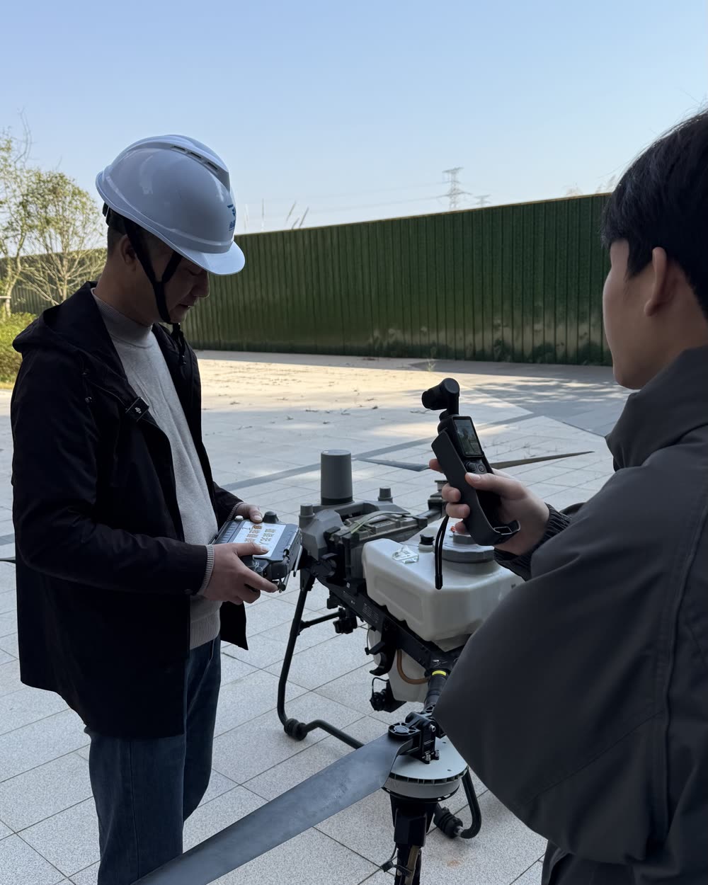 户外实拍现场：操作设备取景